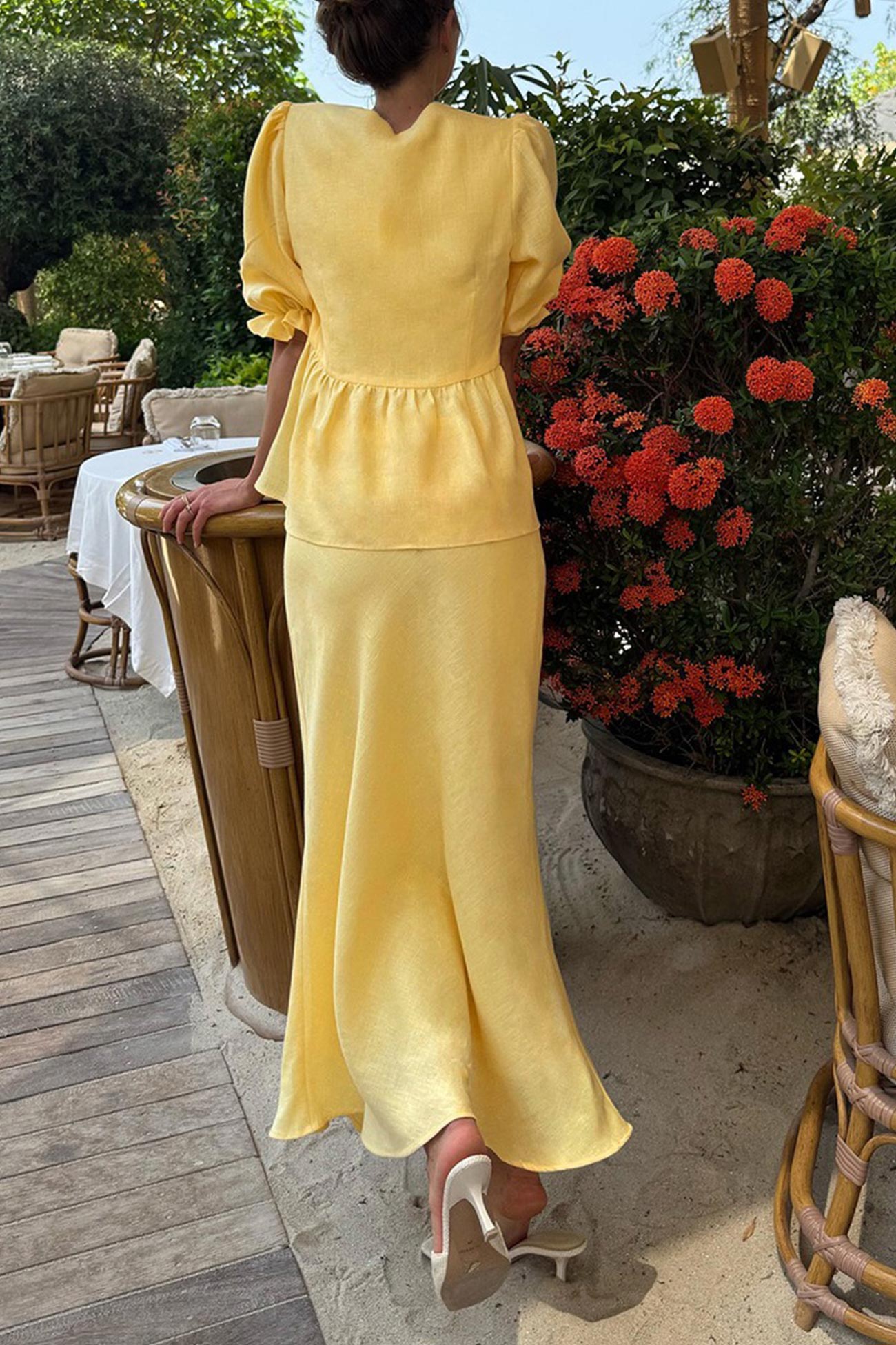 Ensemble in tissu fluide con chemisier à manches bouffantes et jupe longue avec décolleté en V - Emilia