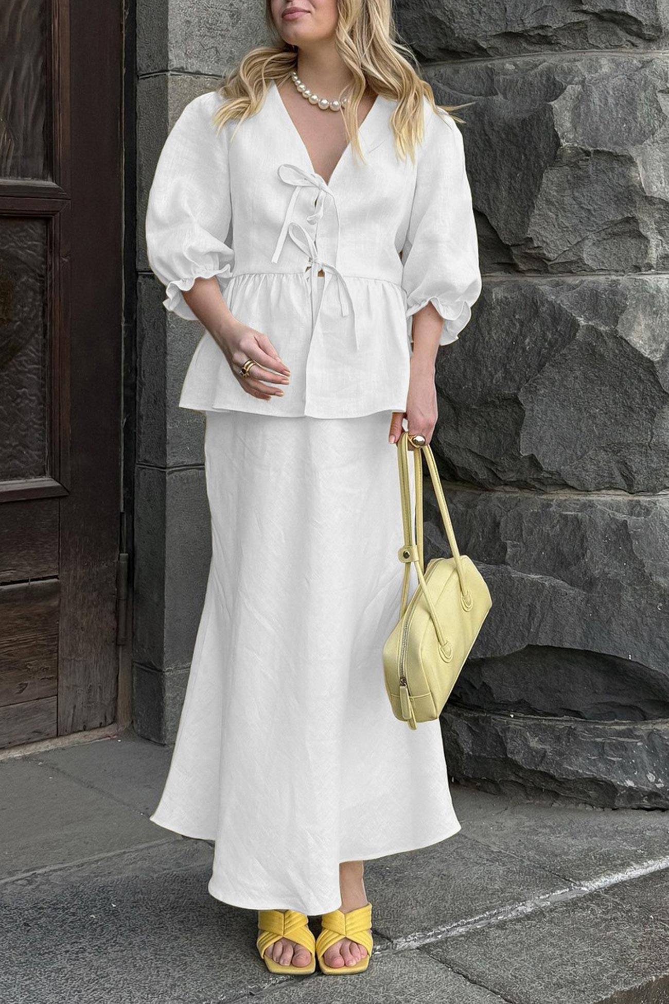 Ensemble in tissu fluide con chemisier à manches bouffantes et jupe longue avec décolleté en V - Emilia