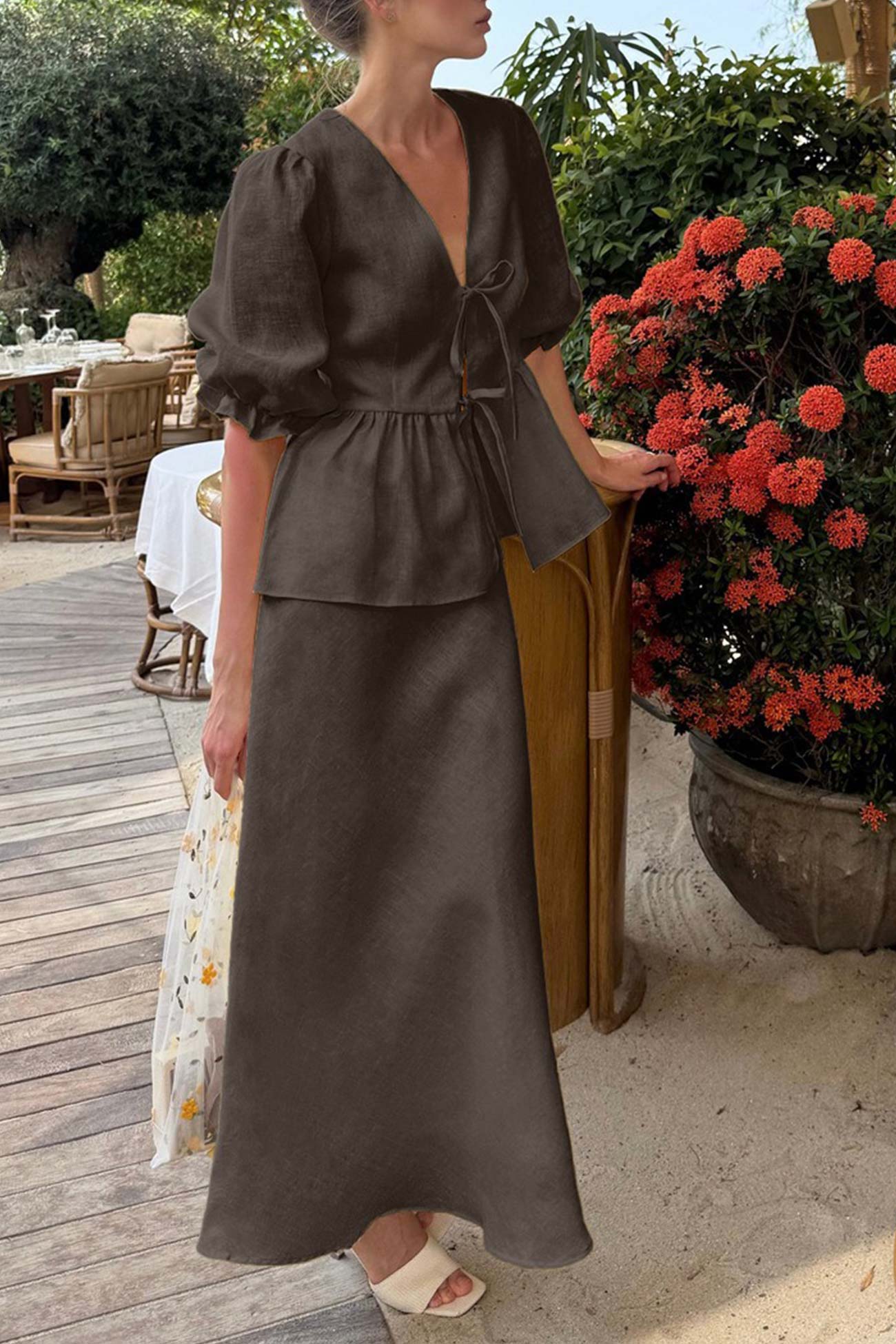 Ensemble in tissu fluide con chemisier à manches bouffantes et jupe longue avec décolleté en V - Emilia