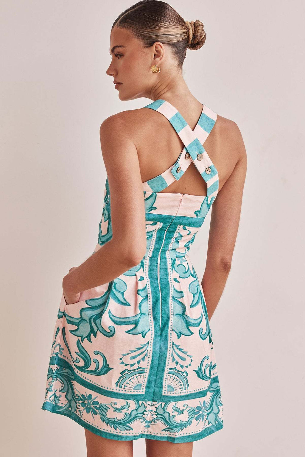 Robe courte coupe A-line panneau ornemental vertical larges bretelles - Mireya