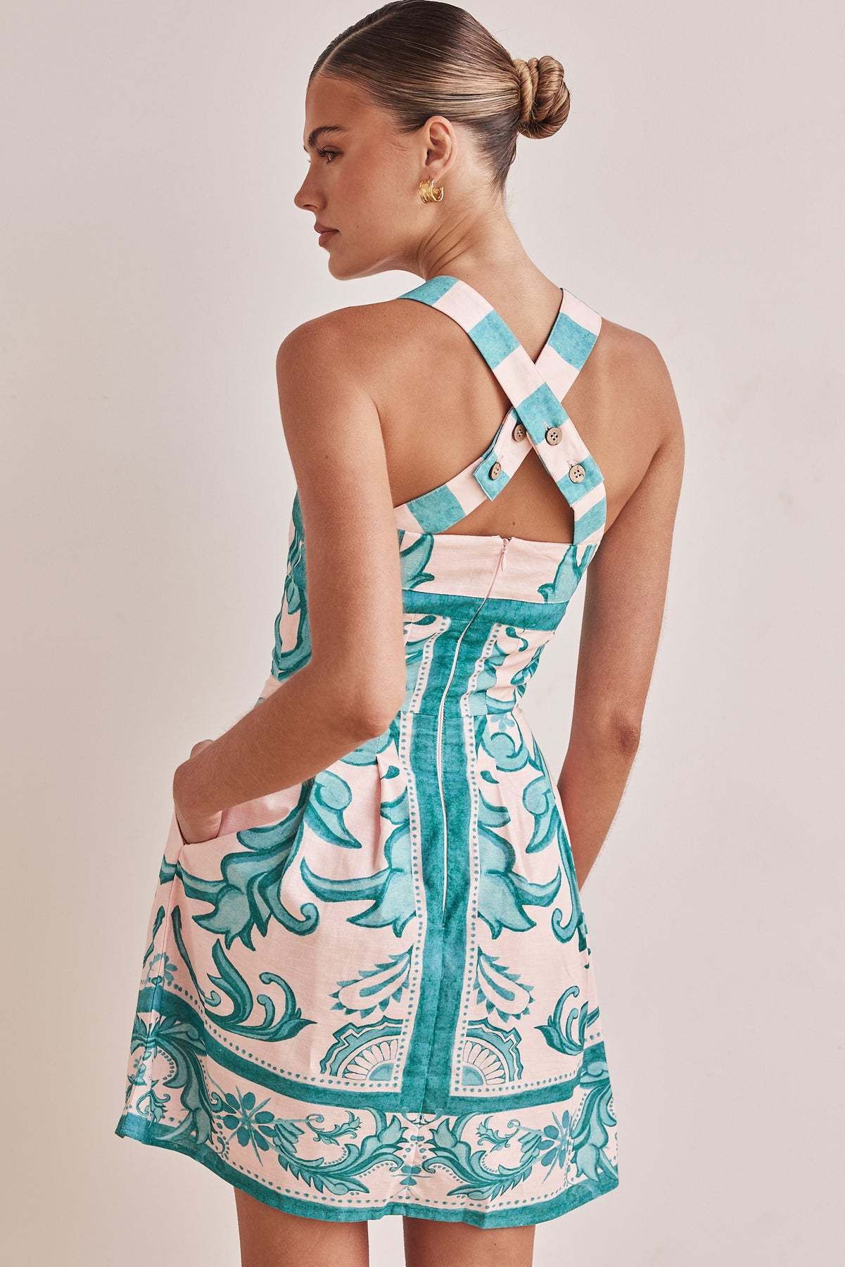Robe courte coupe A-line panneau ornemental vertical larges bretelles - Mireya