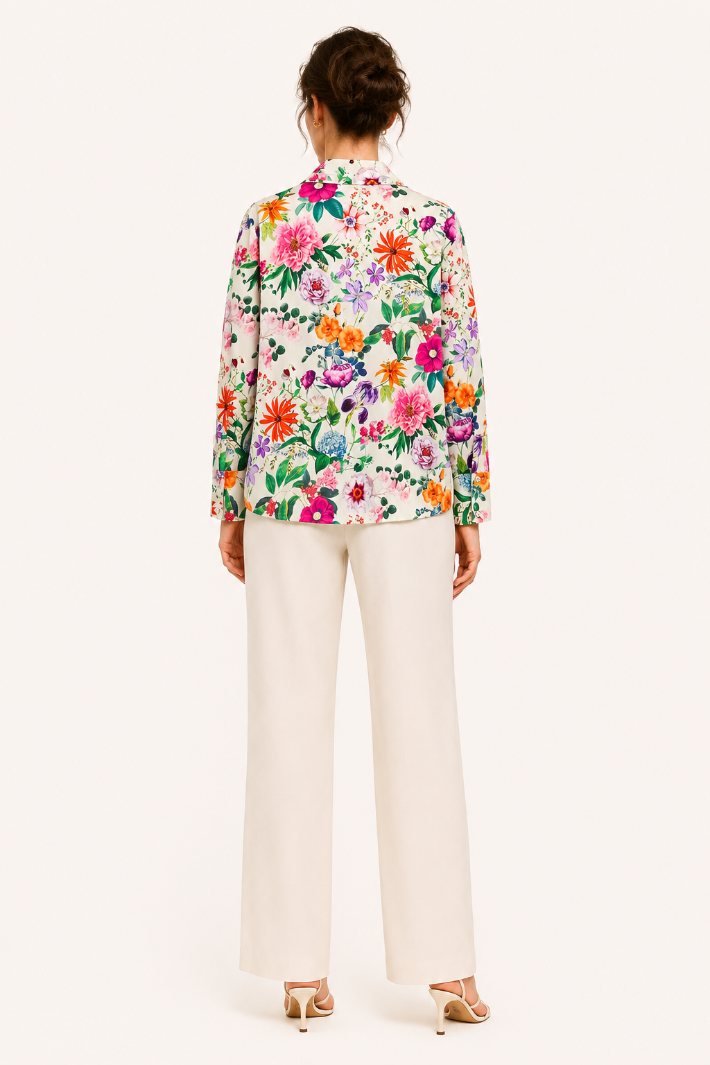 Chemisier floral femme manches longues col V boutonné porté dehors – Katrin