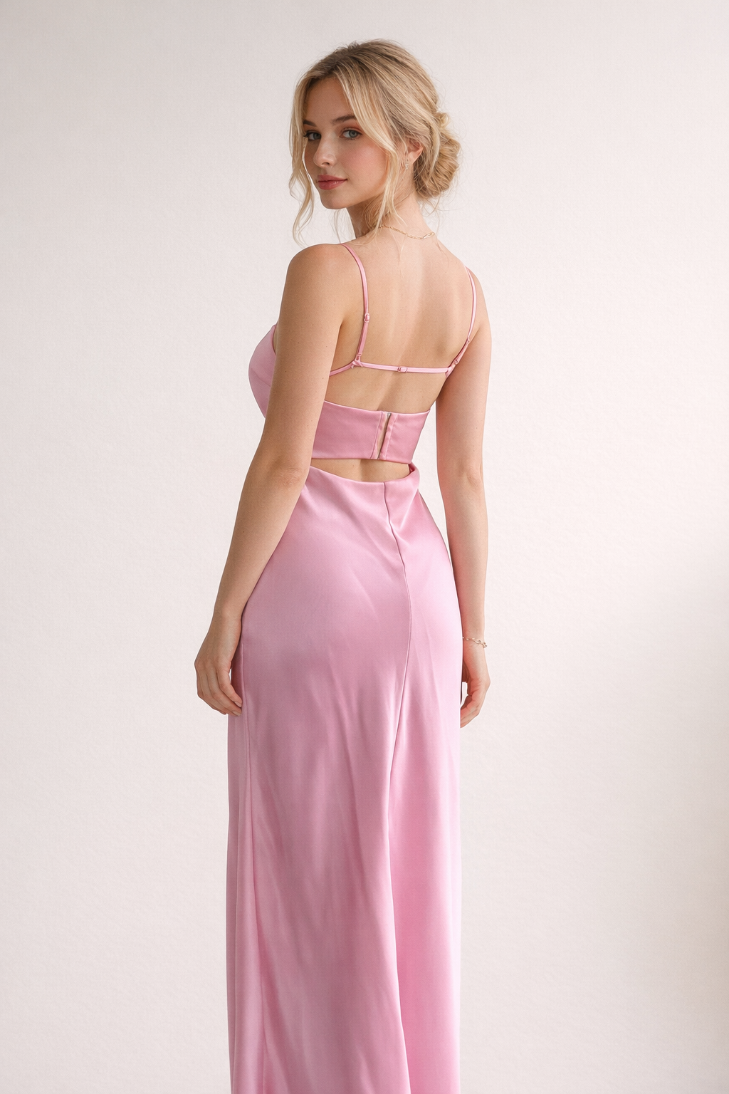 Robe longue fines bretelles décolleté droit tissu léger pour événement - Ashley
