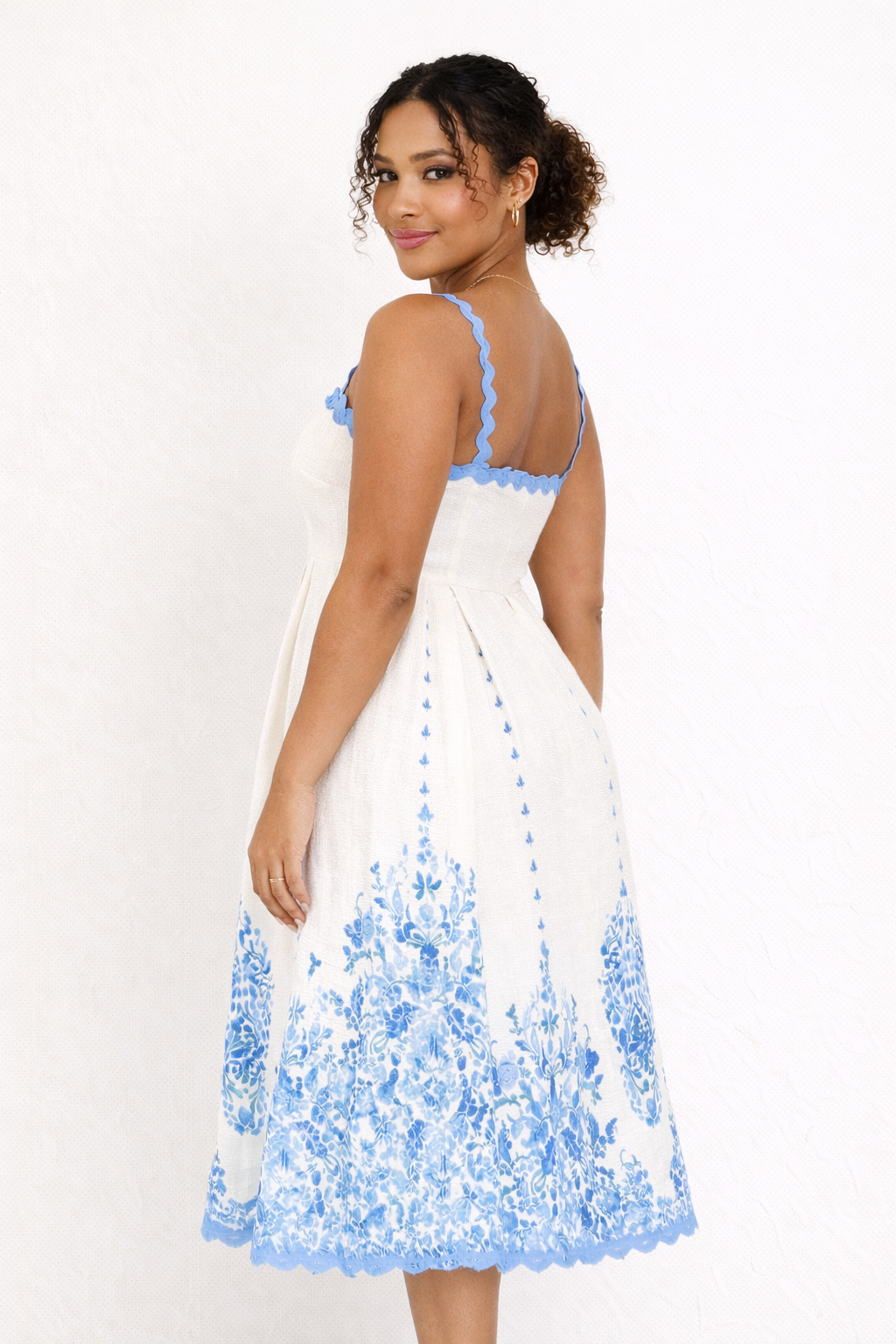 Robe midi imprimée en tissu léger à fines bretelles et volants, encolure droite - Natalia