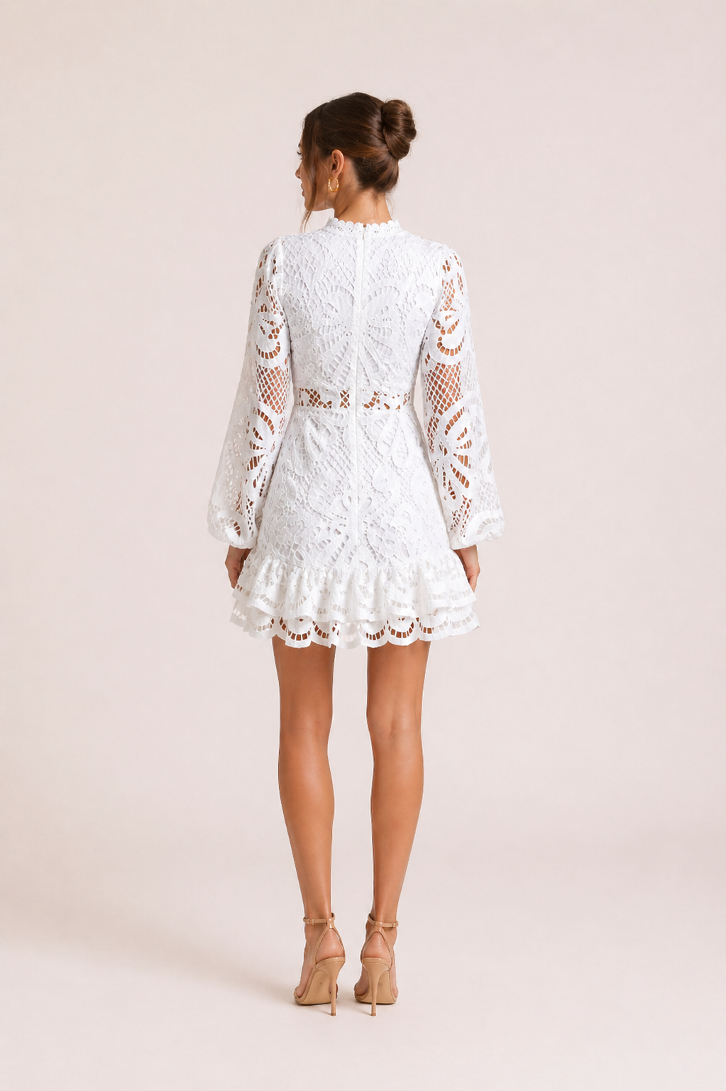Robe courte dentelle ajourée col montant manches longues ourlet volants soirée - Peonni