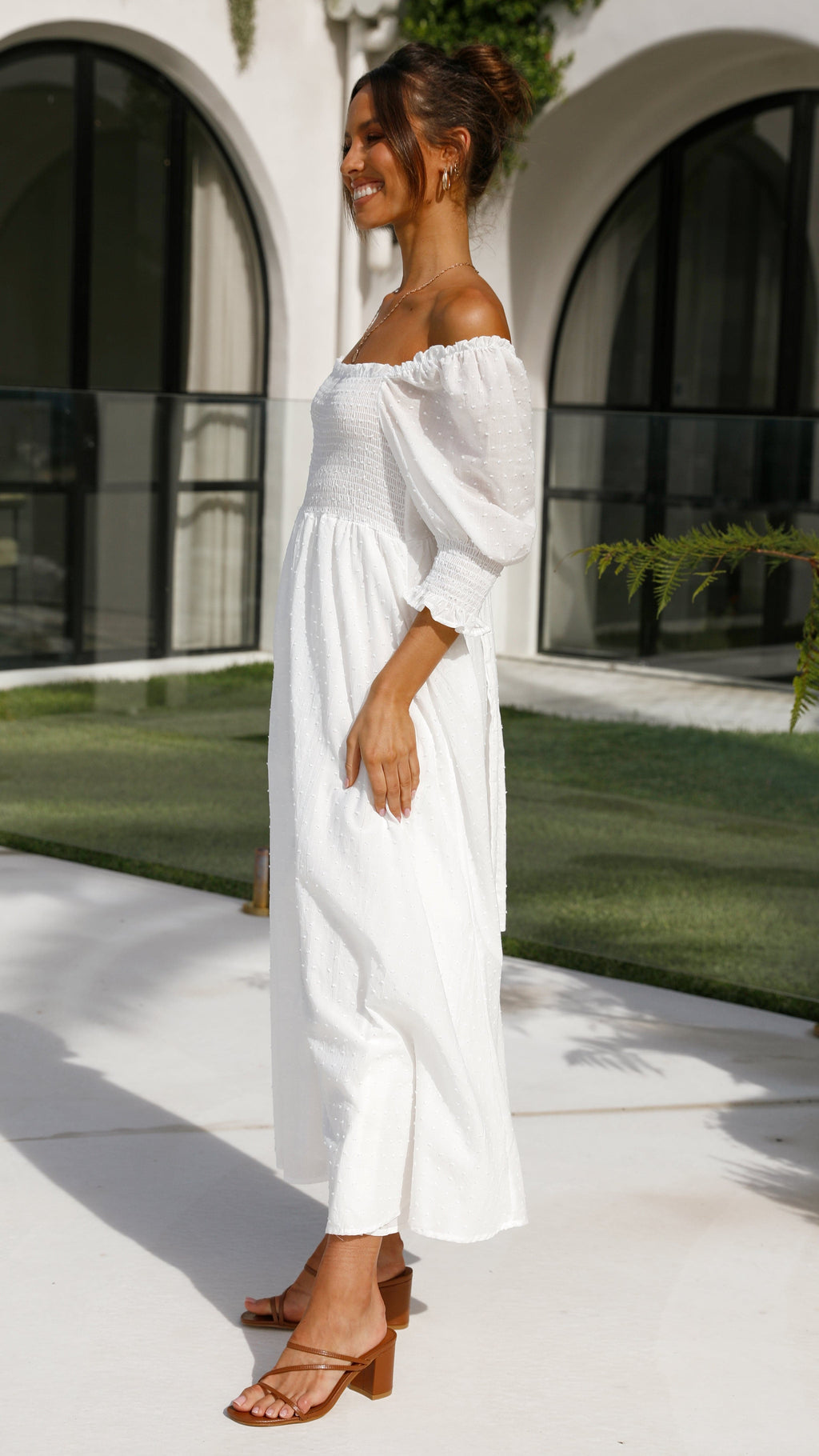 Vestido midi blanco mujer hombros descubiertos cuerpo fruncido mangas abullonadas - Renata