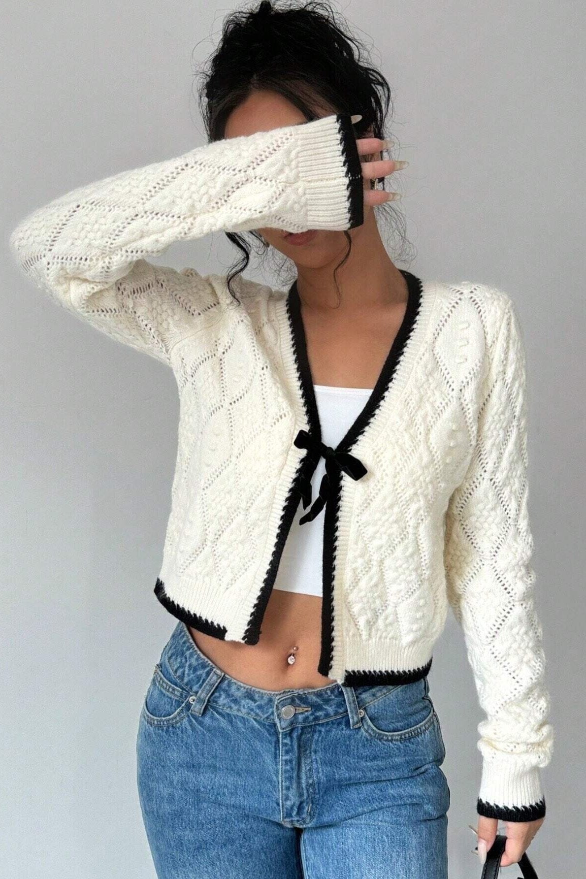 Cardigan court femme ajouré nœud bordures contrastées - Mila