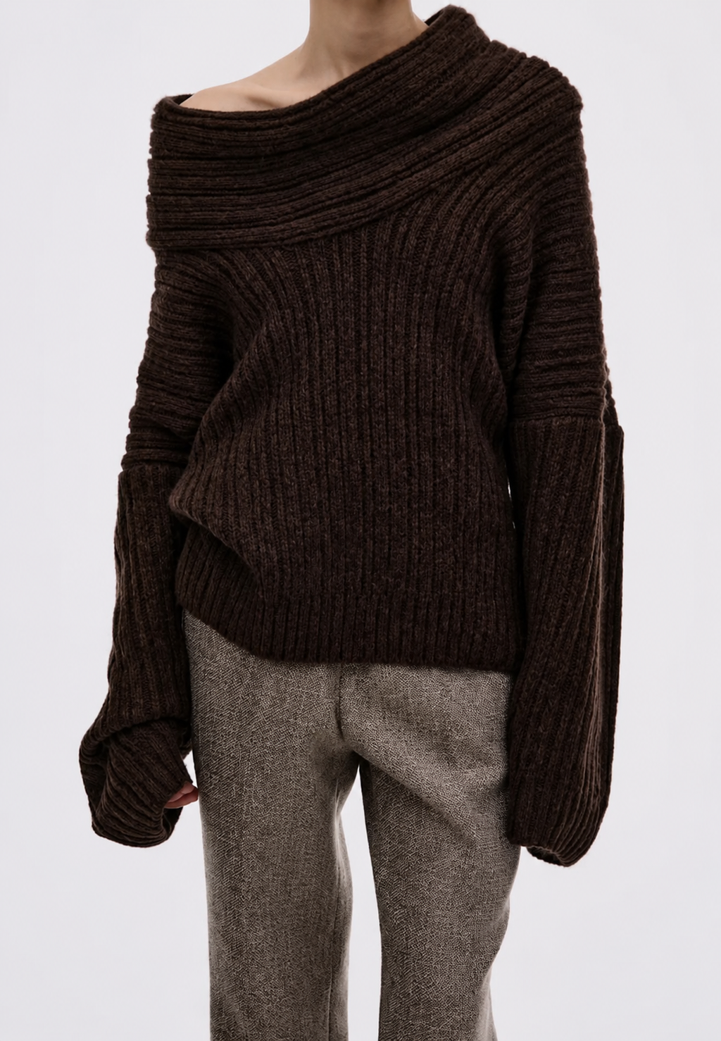 Pull femme encolure asymétrique épaule dénudée moderne - Séverine