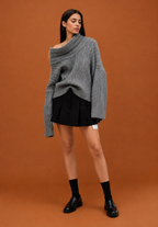 Pull femme encolure asymétrique épaule dénudée moderne - Séverine