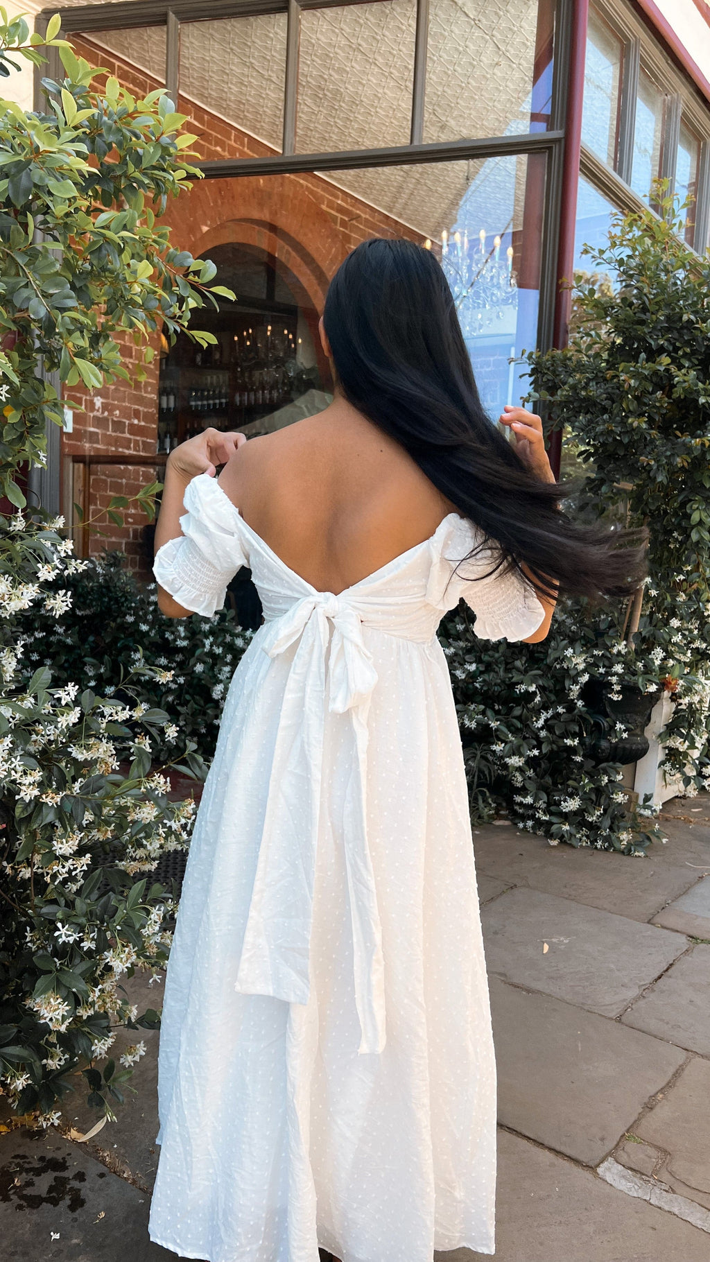 Vestido midi blanco mujer hombros descubiertos cuerpo fruncido mangas abullonadas - Renata