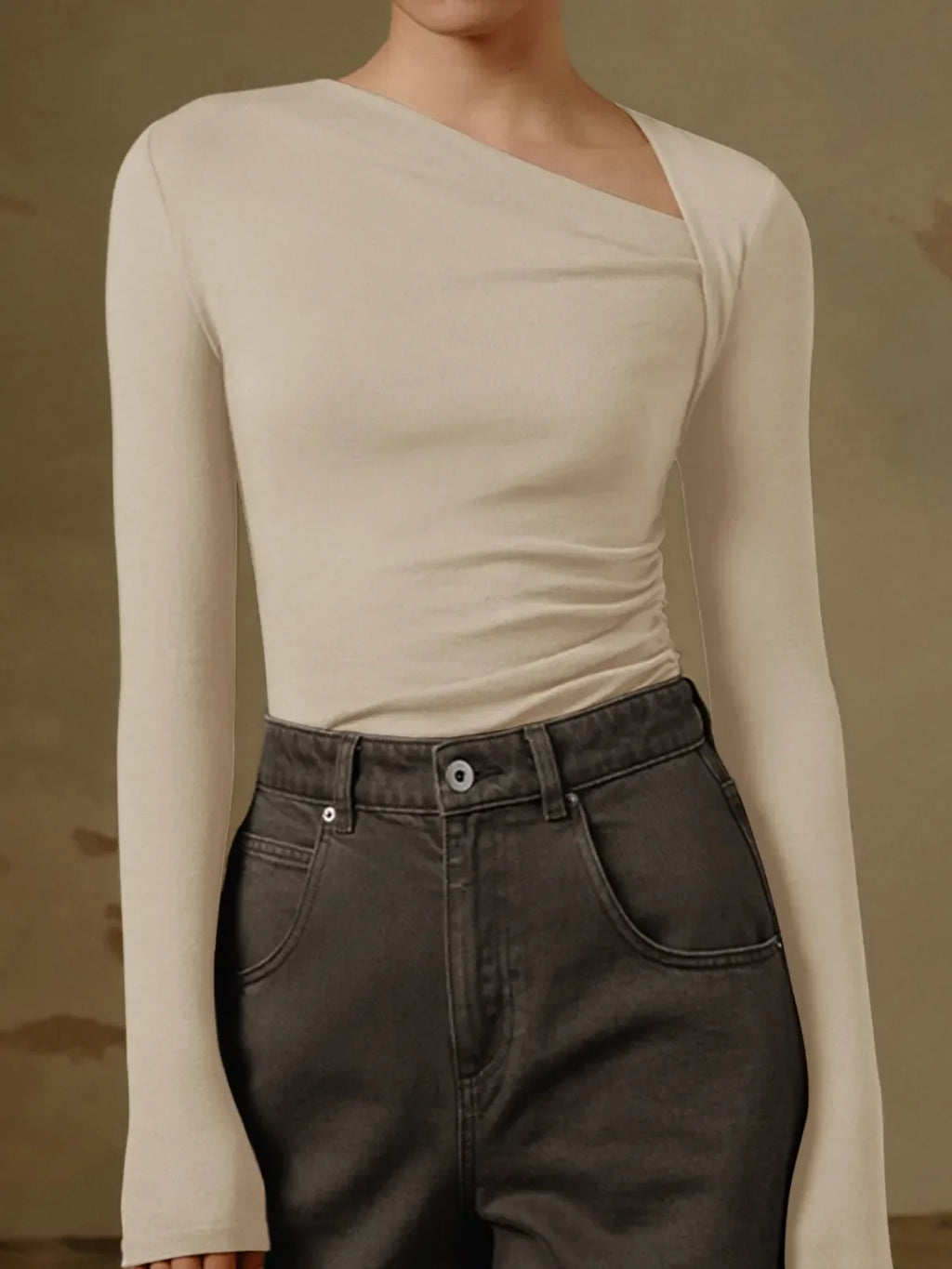 Haut femme à manches longues, encolure asymétrique, coupe ajustée - Marit